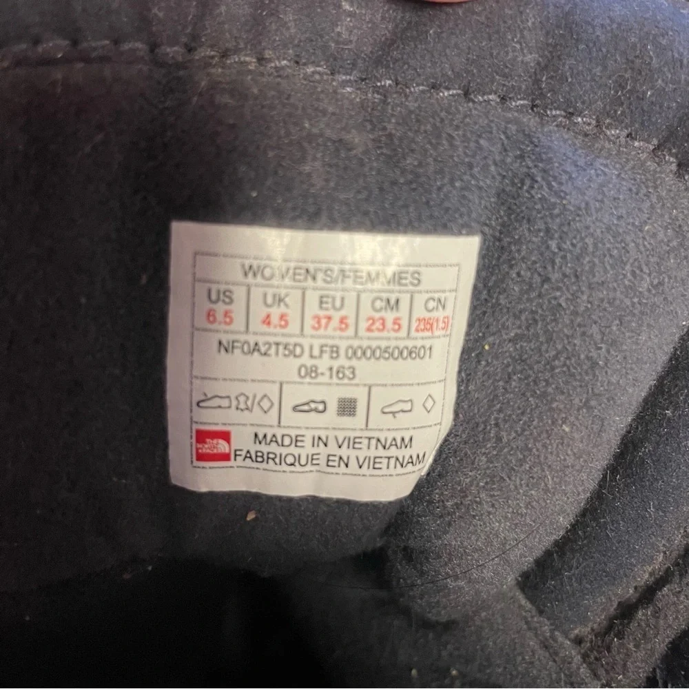 The North Face Thermoball winter snow boots women’s 6.5 garnet red